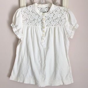 T-shirt Ivory top with lace accent. 💛